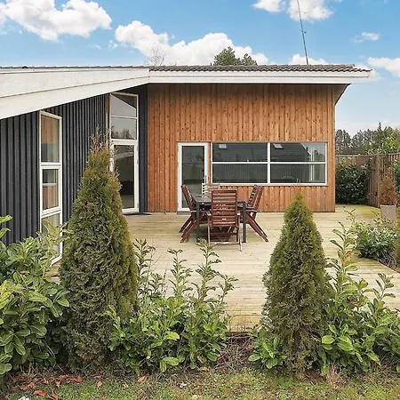 8 Person In Vaeggerlose Bøtø By