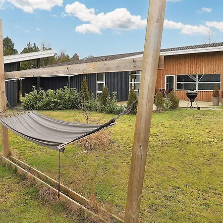 8 Person In Vaeggerlose Semesterbostad Bøtø By